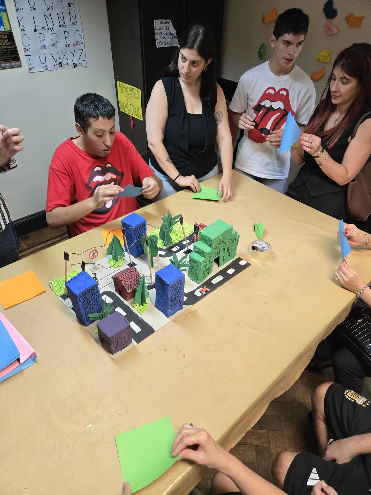 Taller con una maqueta de una ciudad hecha por los concurrentes
