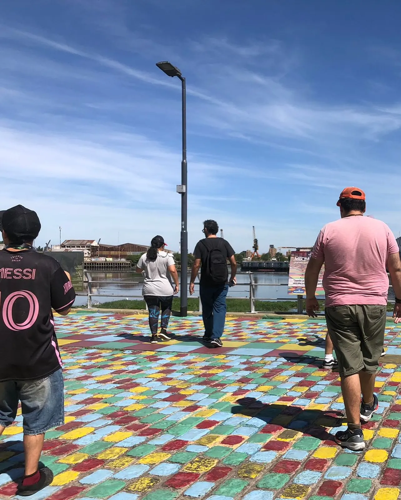 Paseo por La Boca, junto al Riachuelo