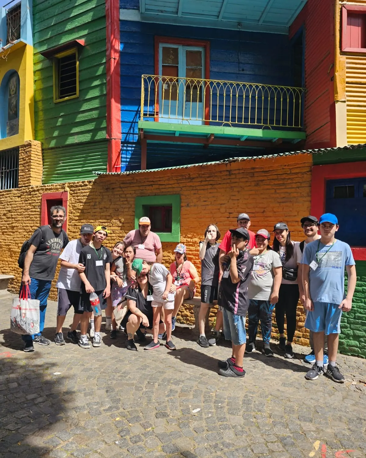 Foto grupal frente a las casas de colores de La Boca
