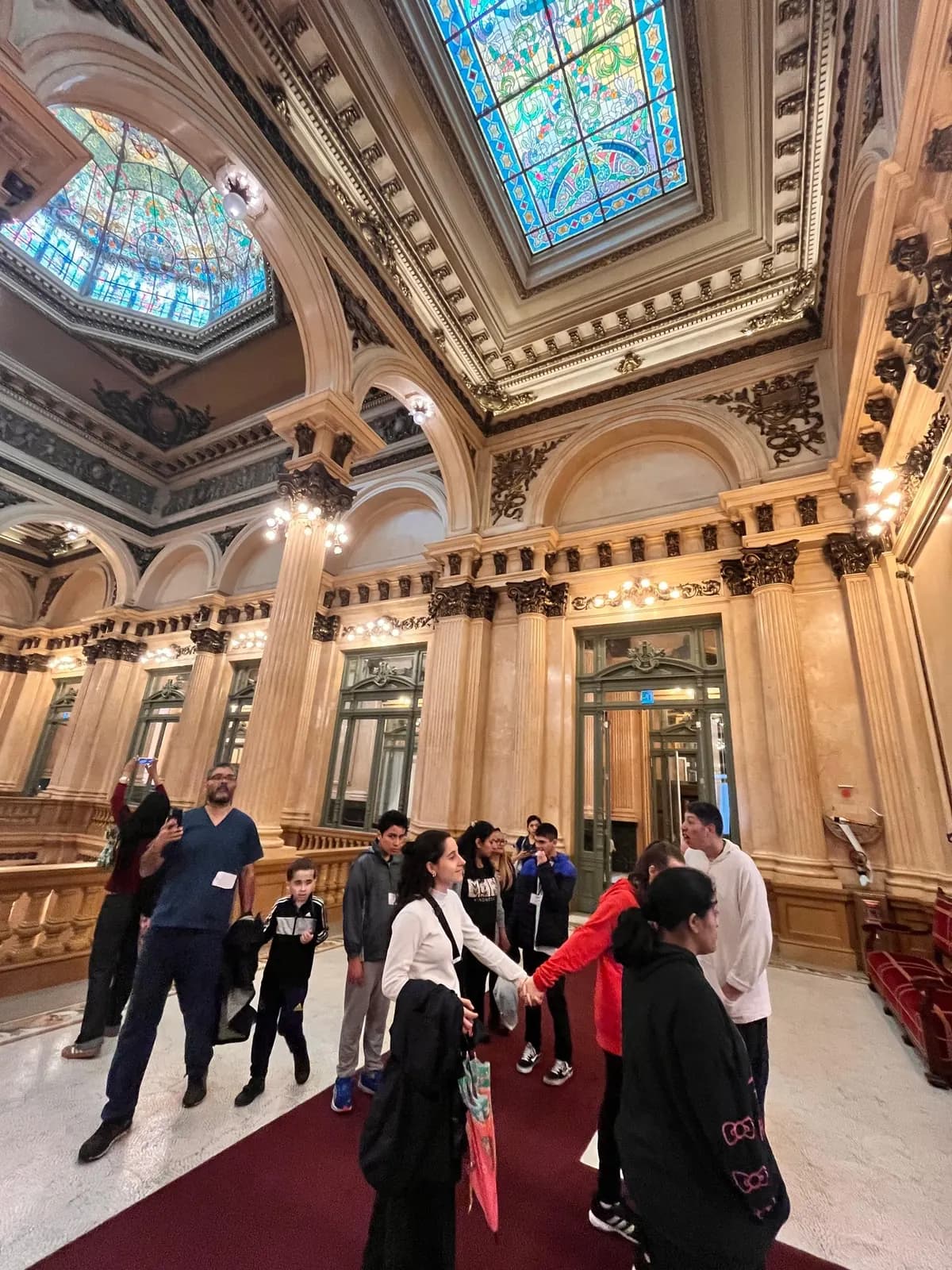 Visita al Teatro Colón: el grupo en el foyer