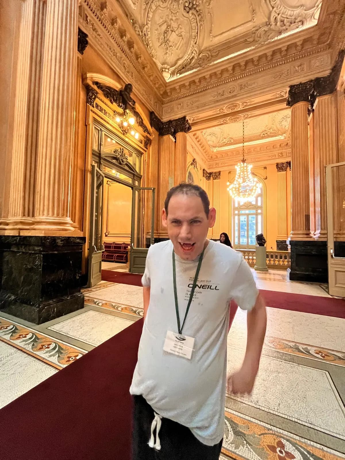 Un concurrente en el foyer del Teatro Colón
