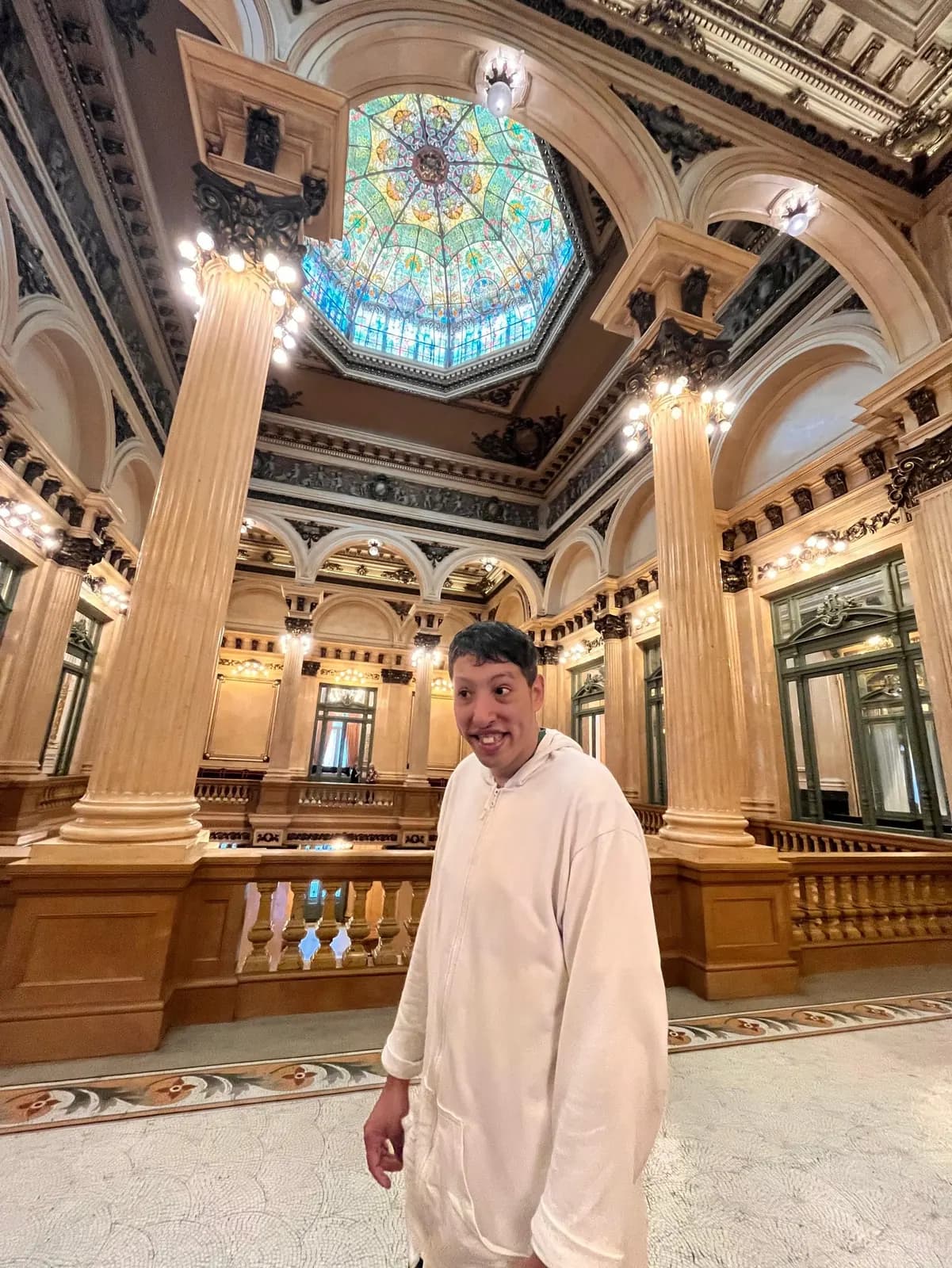 Un concurrente en el Salón Dorado del Teatro Colón