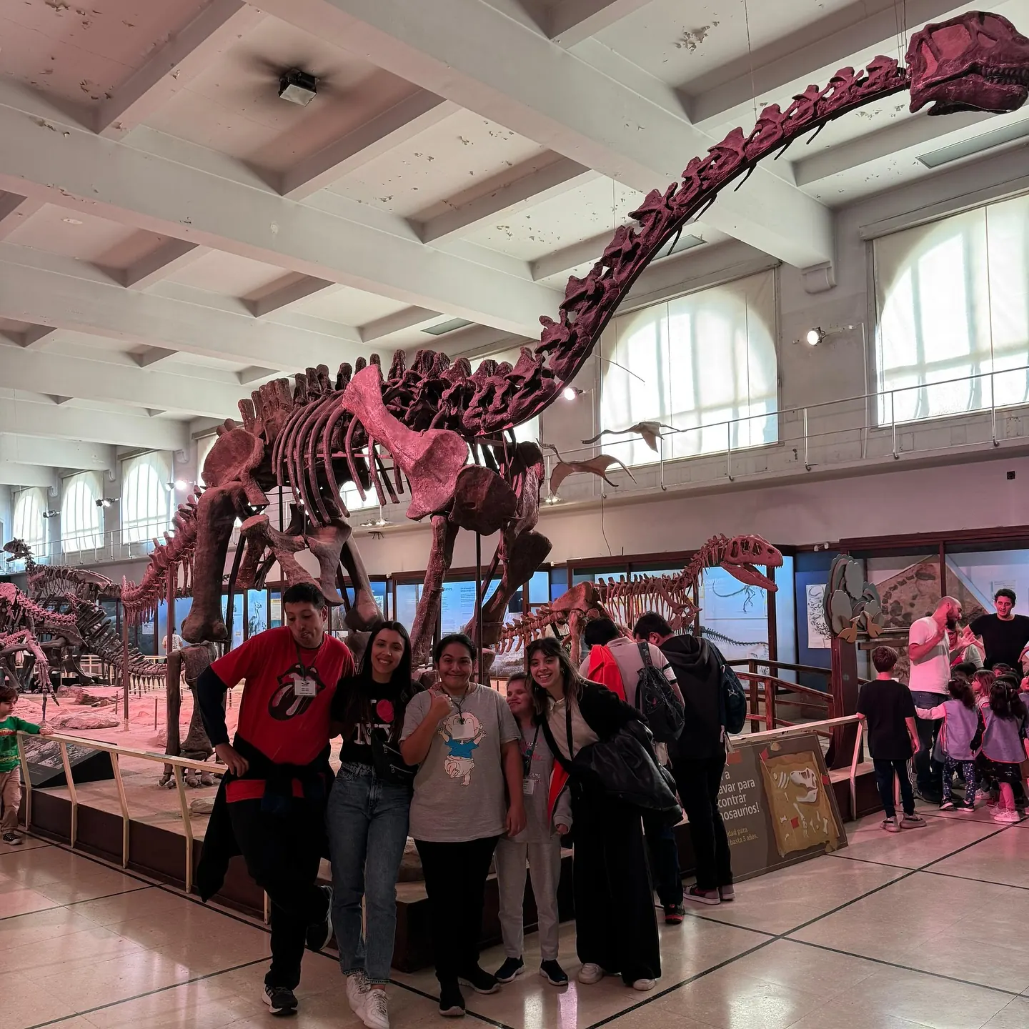El grupo frente al esqueleto de un dinosaurio en el Museo de Ciencias Naturales