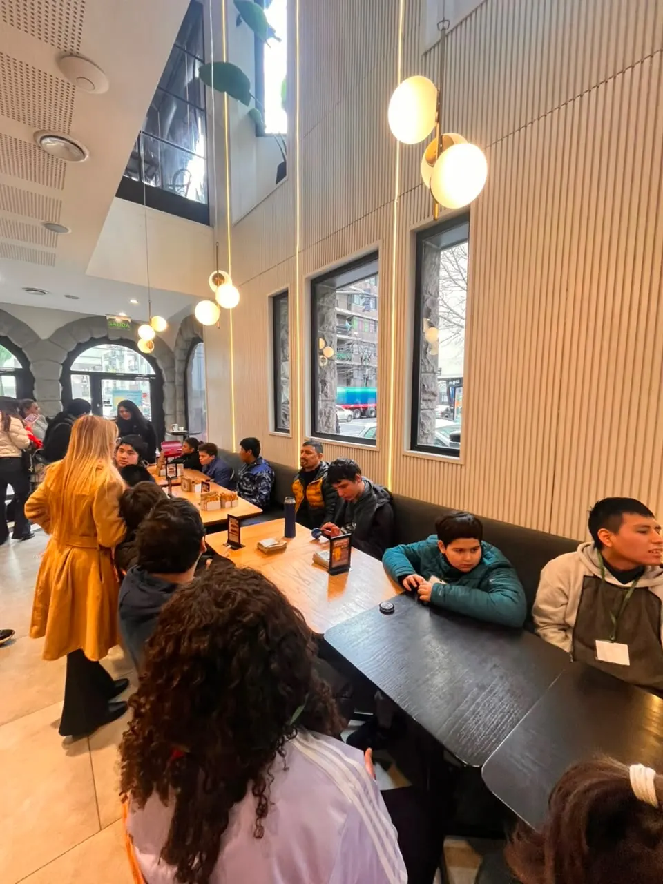 Desayuno en un café después de la plaza