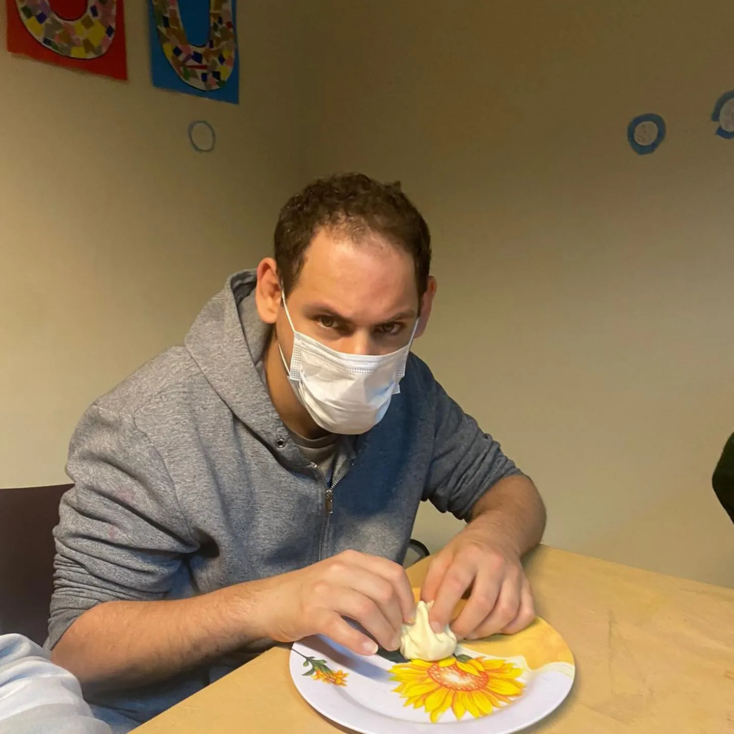Un concurrente decora un plato en el taller
