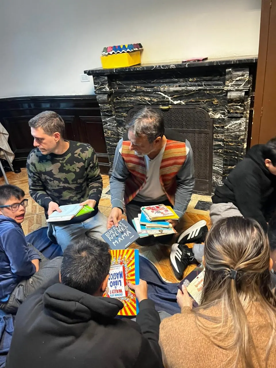 Ronda de lectura de cuentos en el salón