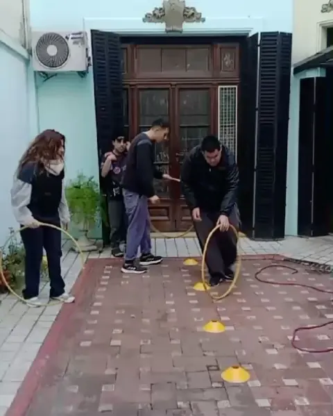 Ejercicio con aros en el patio