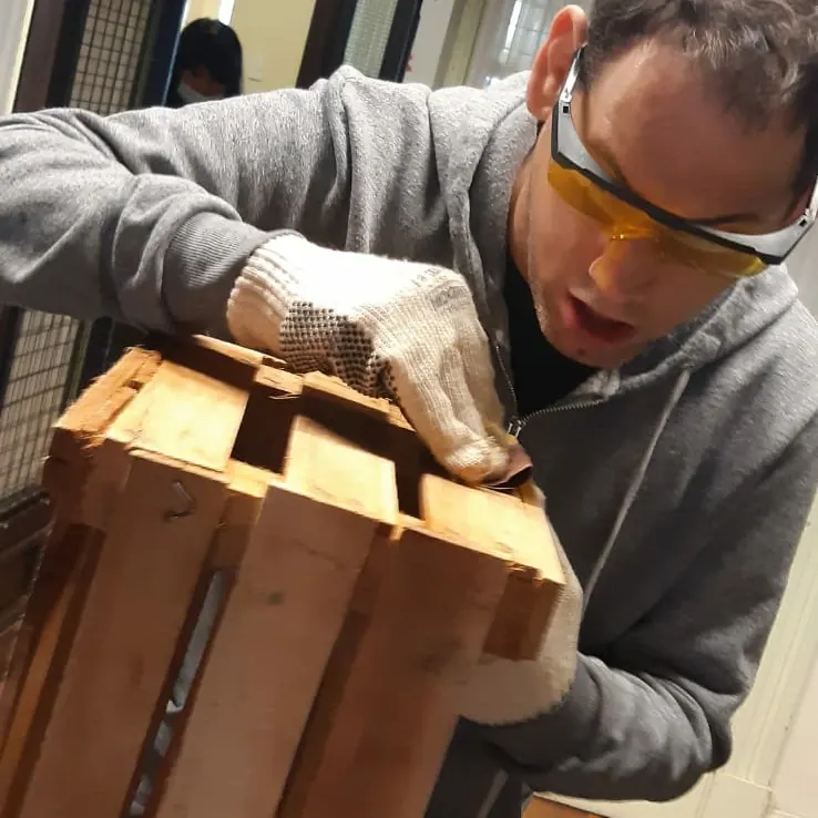 Lijando un cajón de madera en el taller de reciclado
